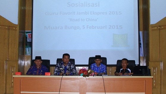 Bupati Bungo Sudirman Zaini saat membuka sosialisai Guru Favorit 2015 di aula kantor Bupati Bungo